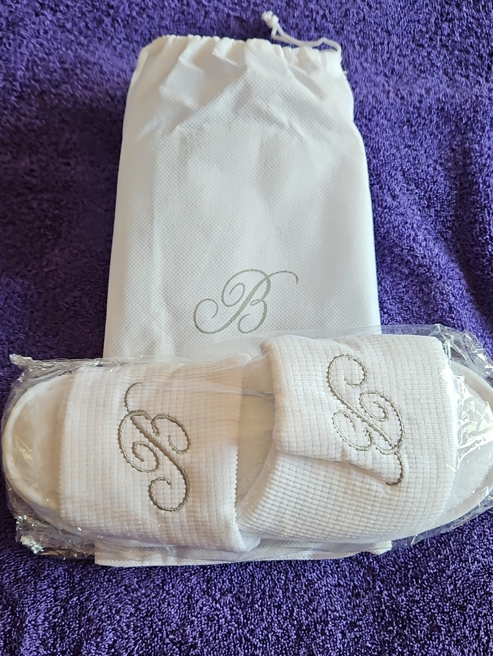 NWT Bellagio White Slippers And Carry Bag, Fits Most
